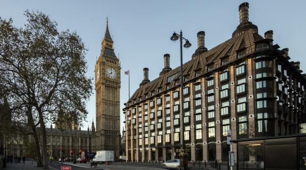 video scandal in marea britanie dupa ce niste imagini cu parlamentarii care danseaza au devenit virale