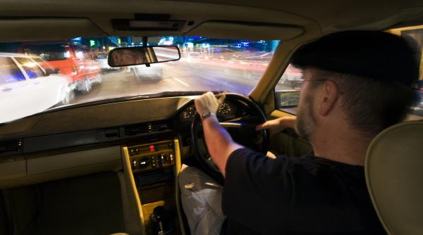 aproape 600 de soferi care conduceau masini cu volanul pe partea dreapta au fost amendati de politisti neregulile descoperite