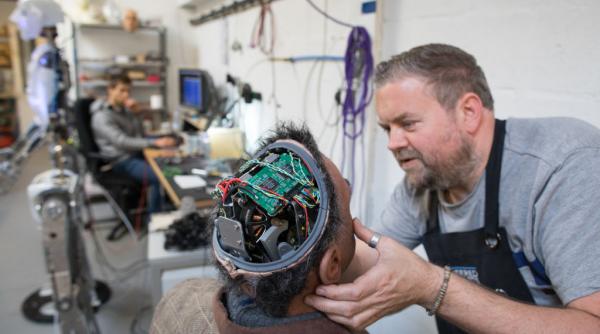Așezați-vă liniștiți la locurile voastre: Anthropic lucrează la un „detector de AI” care măsoară riscul ca un robot să-ți ia jobul