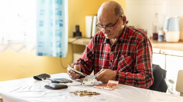 Cum a reușit un pensionar care abia își plătea chiria să ajungă la un câștig de 3.500 de euro