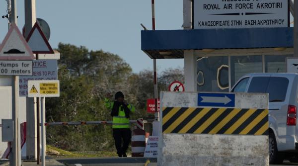 misterul dronei care a atacat baza din cipru au fost arestati un barbat si o femeie dintr o retea care ar fi in slujba iranului