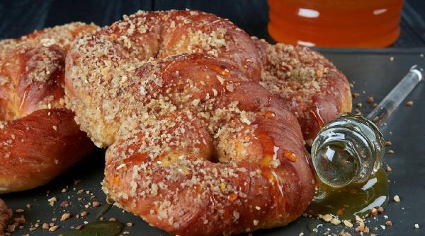 reteta de mucenici moldovenesti insiropati cu nuca secretul mucenicilor pufosi