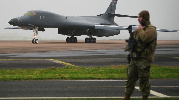 sua folosesc baze militare britanice pentru operatiuni defensive impotriva iranului bombardiere b 1 au ajuns la raf fairford