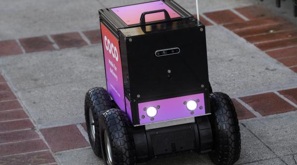 un robot de la livrari a intrat in curtea unei femei i a distrus gradina si a plecat cu o bucata de gard