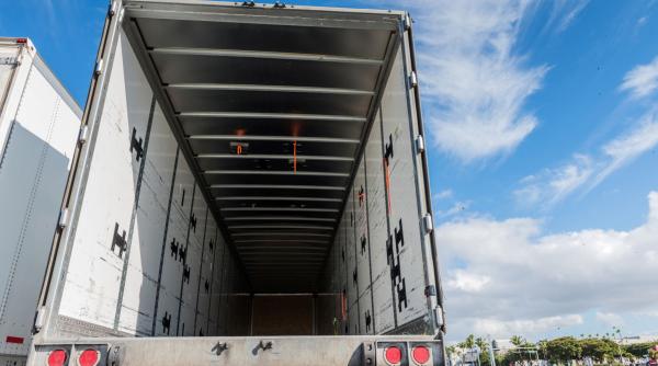 un roman si a facut ascunzatoare in plafonul masinii ce au gasit politistii credeam ca e tutun