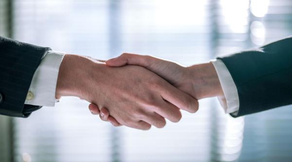 Un tânăr a fost concediat după doar două zile pentru că a refuzat să dea mâna cu șefa lui. Ulterior a primit de la companie 34.000 euro