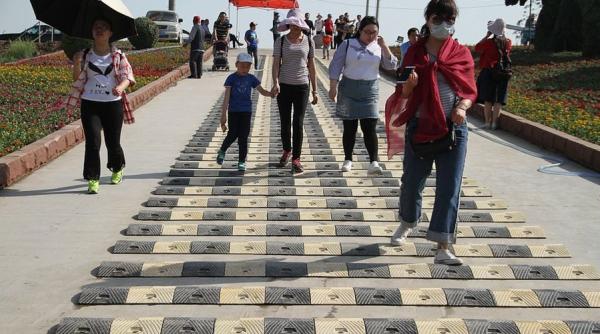 China a instalat limitatoare de viteză pentru pietoni pe anumite străzi. Care este motivul