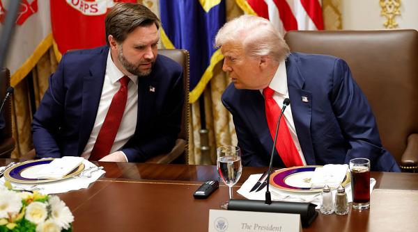 JD Vance l-a avertizat pe Trump să nu pornească un război cu Iranul. De ce s-a răzgândit și cum îi dă asta peste cap ambițiile politice