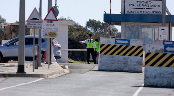 marea britanie se confrunta cu tot mai multe apeluri din partea localnicilor pentru a si retrage bazele militare din cipru