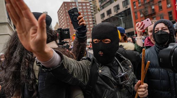 un dispozitiv exploziv improvizat a fost detonat langa resedinta primarului din new york fbi a deschis o ancheta pentru terorism