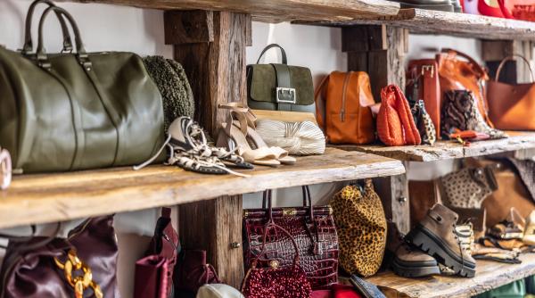 o femeie si a dat iubitul pe mana politiei pentru ca i a vandut toate gentile de lux la un magazin second hand