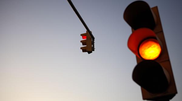 orasul din romania in care vor fi instalate noile semafoare inteligente comuta automat pe rosu daca e depasita viteza legala