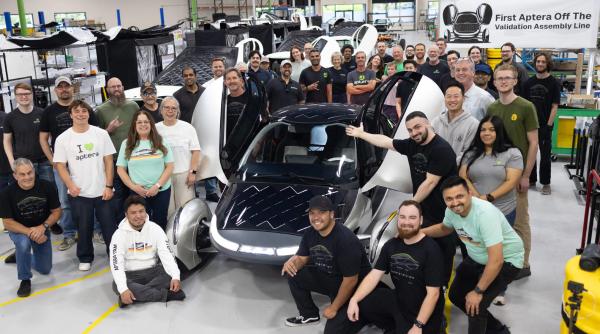 prima masina solara din lume a iesit de pe linia de asamblare aptera are trei roti si doua locuri cum arata automobilul futurist