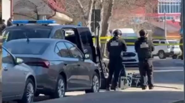 Sediul unei bănci, evacuat la Dorohoi, după ce un bărbat a lăsat acolo un bagaj suspect. Ce au găsit pirotehniştii în troller
