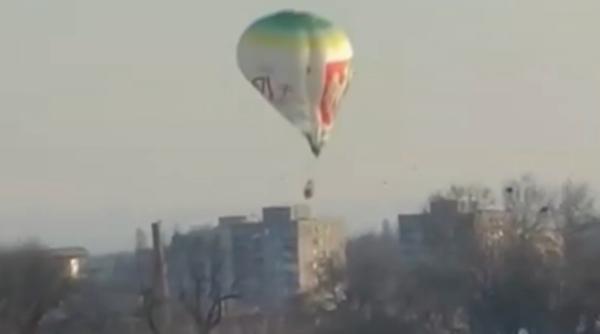 Un balon cu aer cald a lovit o clădire apoi s-a prăbușit în centrul unui oraș din Polonia. Accidentul tragic a fost filmat de un martor