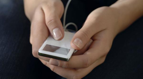 Viteza de internet a scăzut atât de mult în Rusia încât oamenii s-au întors în anii 2000 și ascultă muzică la playere MP3