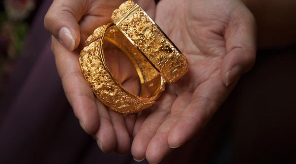 aur produs in laborator versus aur extras din mina care este diferenta reala de pret puritate si valoare de investitie