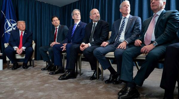 trump le ofera pantofi ca ai lui barbatilor din staff ca sa fie eleganti un secretar este suparat ca nu mai poate purta louis vuitton