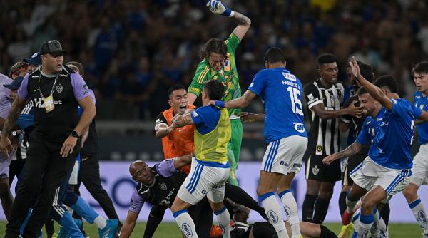 un meci de fotbal s a terminat cu 23 de cartonase rosii si interventia politiei militare dupa o bataie generala pe teren