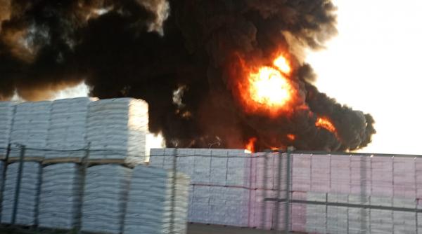 Aradul, acoperit de un nor gros de fum, după un incendiu la o fabrică de polistiren. Autorităţile au trimis două mesaje Ro-Alert