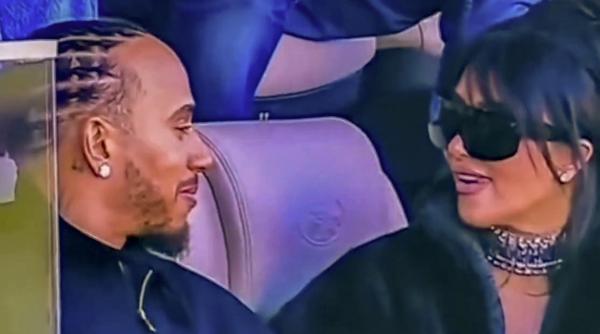 Lewis Hamilton și Kim Kardashian par din ce în ce mai îndrăgostiţi. „Le merge de minune și sunt foarte fericiți”