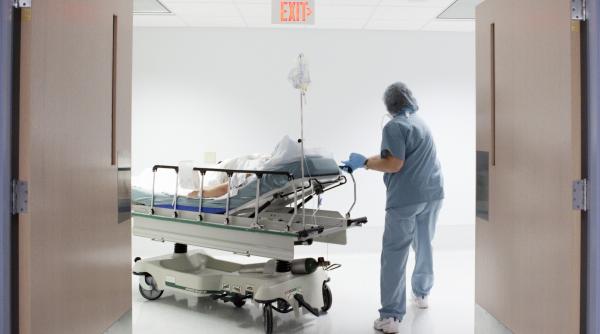 O româncă din Italia a murit după ce a făcut infact în drum spre sala de operaţii. Fiica ei acuză personalul spitalului de neglijenţă