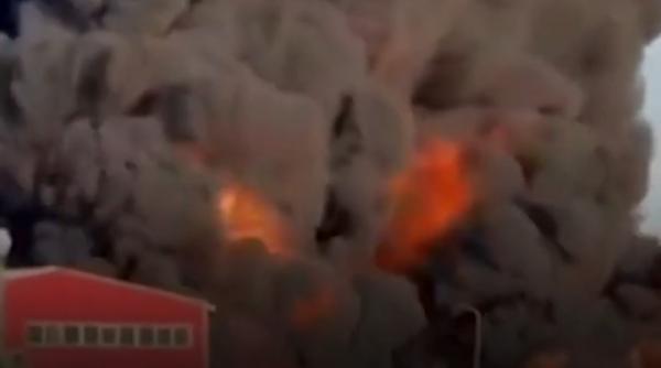 Pompierii intervin de urgență la un incendiu uriaș la o fabrică din Arad