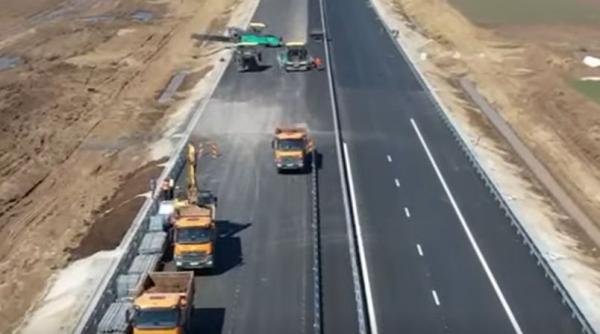 Se asfaltează ultimii kilometri din lotul 2 al Autostrăzii Moldovei: Când vor putea circula șoferii pe A7 între Adjud și Răcăciuni