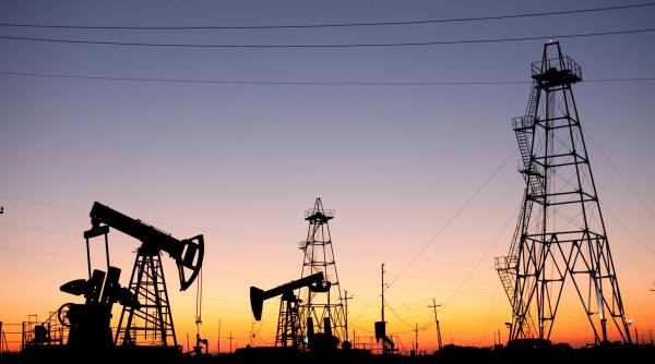 Țările IEA scot 400 de milioane de baril de petrol din stocurile de urgență, după închiderea strâmtorii Ormuz de către Iran