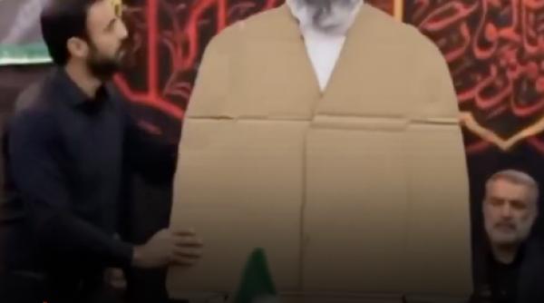 Unde e Mojtaba Khamenei? Un carton cu imaginea sa a fost pus în fața mulțimii
