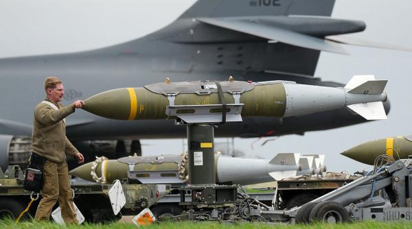 Demonstrație de forță: Americanii înlocuiesc rachetele de pe avioane cu bombe anti-buncăr pentru viitoarele misiuni în Iran