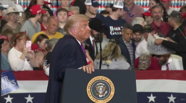 Donald Trump şi-a întrerupt discursul din Kentucky după ce unei femei din public i s-a făcut rău: "Este vreun medic în sală?"