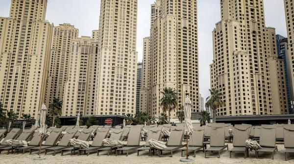 Dubaiul a rămas pustiu. Zeci de mii de turiști și expați au fugit, plajele și hotelurile sunt goale
