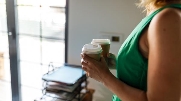 O italiancă a fost obligată să facă la birou cafeaua doar pentru că este femeie. A câştigat în instanţă despăgubiri de 50.000 euro
