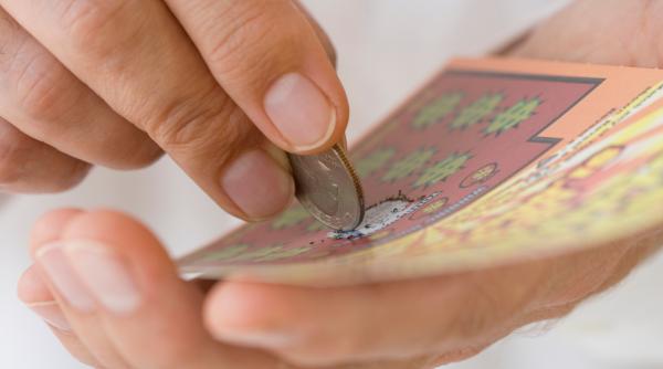 O soție și-a sunat soțul spunându-i că tremură și „nu poate respira”. Apoi, el a aflat că femeia câștigase la loterie: „Nu putea vorbi”