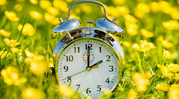 romania trece mai devreme la ora de vara in 2026 fata de anul trecut povestea din spatele acestui obicei cine a venit cu ideea