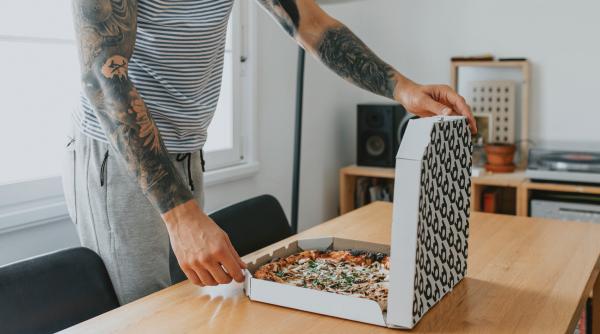 un rus din moscova si a facut tatuaj cu un brand american ca sa primeasca pizza gratis pe viata dupa 4 ani promotia a fost anulata