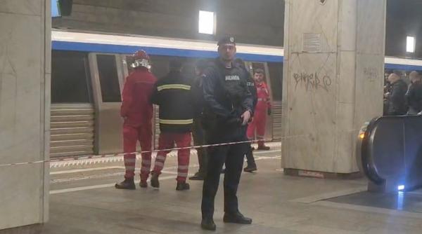 Un tânăr de 21 de ani a murit călcat de metrou la stația Piața Unirii 2 din București. Circulația garniturilor de tren este afectată