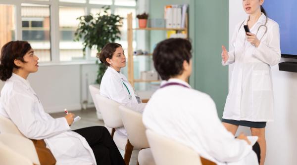 “Auzi mai mult franceză decât română". Studenții care nu trec primul an de medicină în Franța aleg să își continue studiile în România