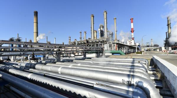 Criza petrolului ne prinde cu cea mai mare rafinărie din țară în revizie. Rompetrol anunță că producția la Petromidia este sistată