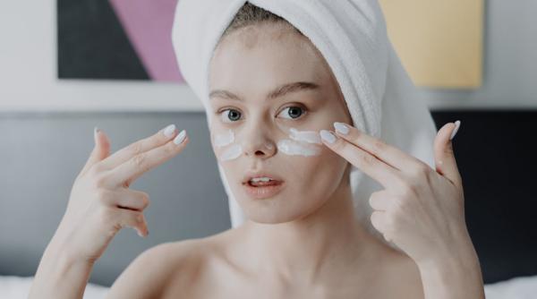 Cum să îți calmezi tenul atunci când produsele de îngrijire îți provoacă iritații