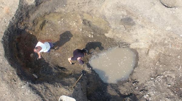 descoperire ciudata in curtea castrului de la calugareni o structura uriasa ascunsa timp de aproape 2000 de ani