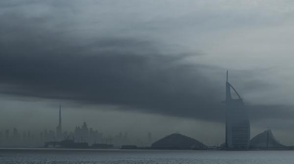 Noi explozii și bombardamente în Dubai. SUA cer din nou americanilor să plece „cât mai sunt zboruri disponibile”