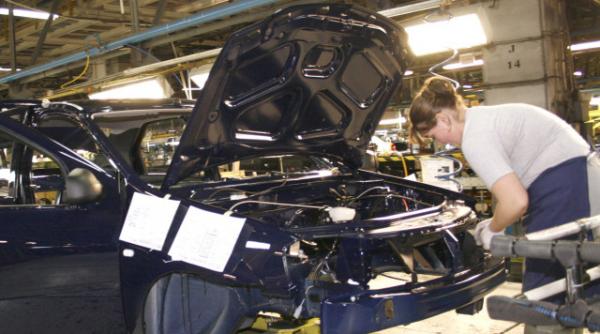 Sindicaliștii de la Dacia cer măsuri pentru companie: După 22 de ani, producția scade, România nu mai e atractivă pentru investiții
