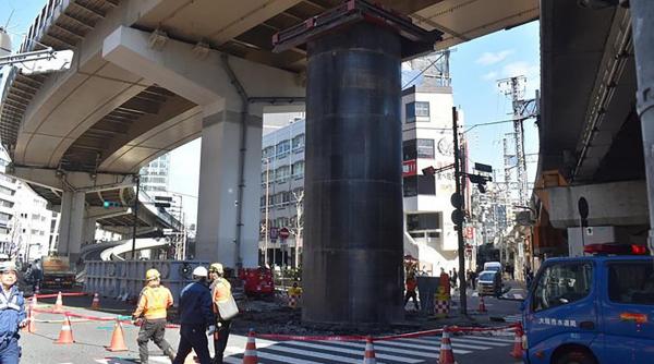 un cilindru urias misterios a iesit brusc din pamant si a blocat doua drumuri in japonia are inaltimea unei cladiri cu patru etaje