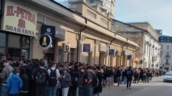un fast food din iasi a anuntat ca da shaorma gratis doua zile la rand intre 15 00 si 20 00 s a facut coada de sute de metri
