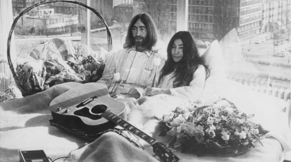 un pian care i a apartinut lui john lennon a fost vandut cu o suma record la o licitatie in new york