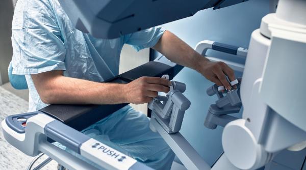 gata prima interventie robotica la distanta un chirurg a operat un pacient cu cancer aflat la 2 400 km distanta