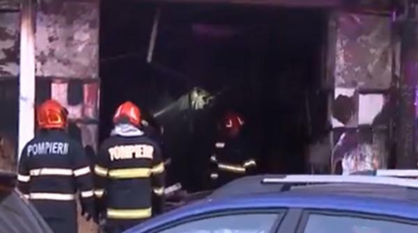 incendiu intr un bloc din bucuresti zeci de locatari au fost evacuati de urgenta dupa ce flacarile s au extins