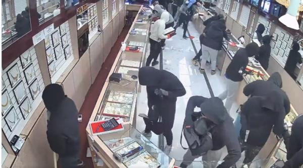 momentul in care un grup de hoti fura bijuterii de 1 7 milioane de dolari in doar 70 de secunde dintr un magazin din sua